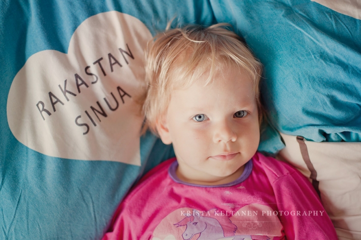 Tä voi tuntua aika hassulta, että kuvaaja kameran kaa tutkailee heidän <b>...</b> - familyphotoshoot_kristakeltanen_03(pp_w735_h490)